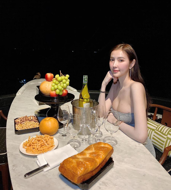 Gương mặt xinh đẹp như búp bê, thân hình cân đối cùng làn da trắng của Kim Tuyến nhanh chóng chiếm được thiện cảm của người hâm mộ.