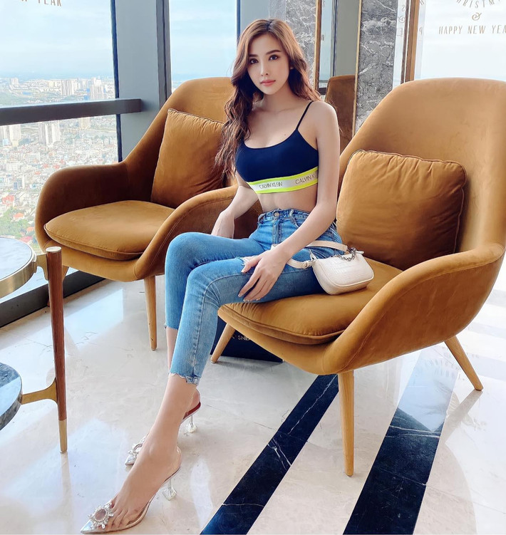 Kim Tuyến có hình thể nuột nà, cô thường xuyên khoe dáng trong những bộ hình thời trang nóng bỏng.