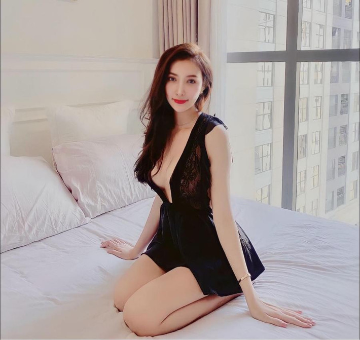 Võ Thị Kim Tuyến có chỉ số hình thể cân đối với chiều cao 1,73m và số đo 3 vòng: 83-60-95cm. Hot girl đến từ Bình Phước này nhận được sự quan tâm lớn từ cộng đồng sắc đẹp khi đăng ký dự thi vòng ảnh online của Hoa hậu Hoàn vũ Việt Nam 2022.
