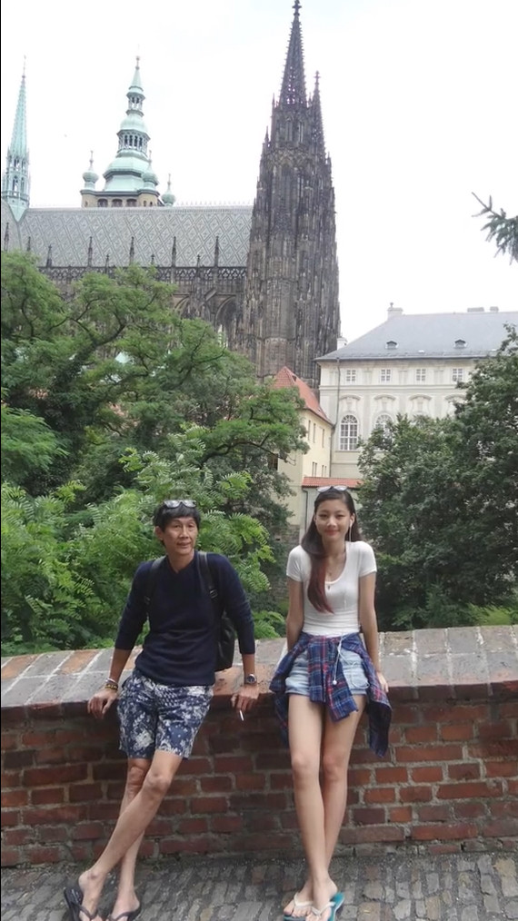 Đặc biệt, từ thần thái, đôi chân, nụ cười của con gái chủ kênh TikTok triệu view Ông chú Polo dường như lấy nguyên bản của bố mình.