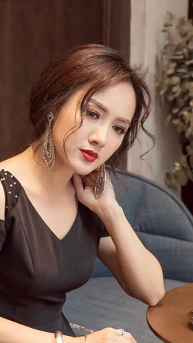 Hoài Anh thích diện áo dài mỗi khi lên sóng truyền hình và giúp nổi bật được sự nữ tính, truyền thống con gái Việt. Dù nhẹ nhàng là vậy nhưng phong cách của cô khá đa dạng, khi giống nàng thơ, lúc lại cực kì năng động.