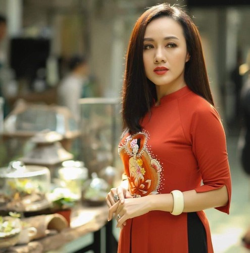 Nữ BTV VTV sở hữu đôi mắt của mẹ, vóc dáng, nụ cười và cái mũi của ba. Ba cô vốn là người Nam, mẹ người Hà Nội sinh ra cô ở Thủ đô nhưng sau đó cả gia đình vào TP HCM sau lại ra Bắc lập nghiệp.
