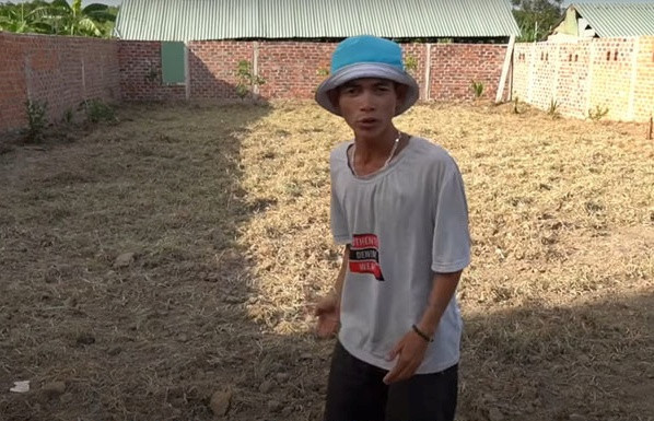 Hiện tượng mạng dân tộc này chỉ xây nhà ở trên một phần đất, để lại khoảng sân trước và sân sau rộng rãi để trồng rau và cây ăn trái.