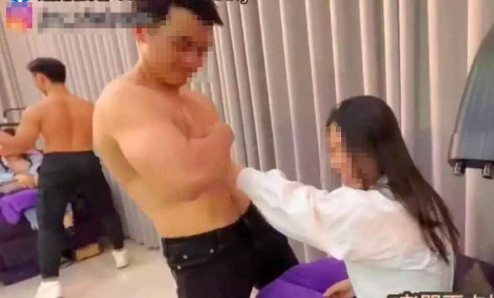 Mới đây, một diễn đàn tiếp tục gây chú ý khi chia sẻ thêm loạt ảnh sốc hơn về spa này. Trong ảnh, nhóm khách hàng nữ thoải mái sờ soạng lên cơ thể các anh trai 6 múi.