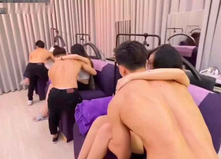 "Chúng tôi chỉ có dịch vụ cung cấp sản phẩm đồ nghề và dạy nghề nối mi, hoàn toàn không có hình thức phục vụ như video. Hình ảnh là do YouTuber mượn địa điểm để quay", đại diện cho hay.