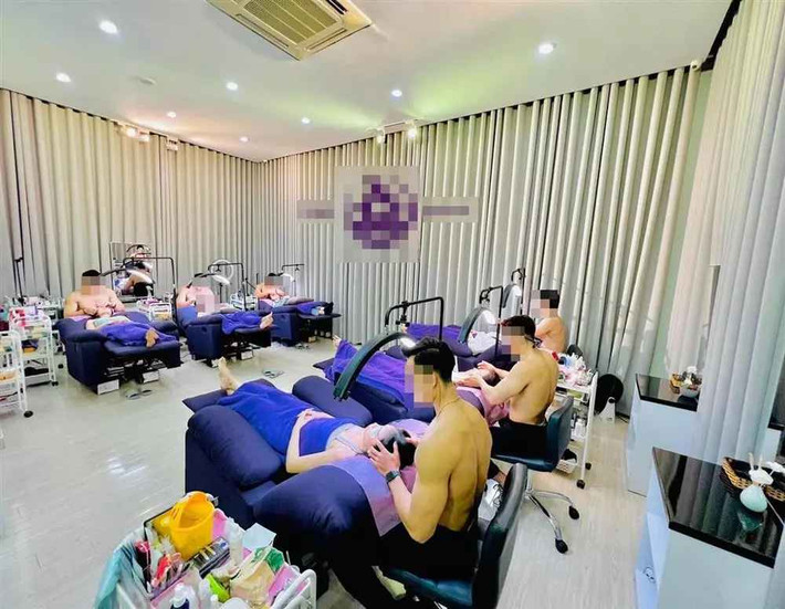 Những ngày gần đây, cư dân mạng không khỏi xôn xao về một spa để dàn trai đẹp 6 múi cởi trần phục vụ chị em.