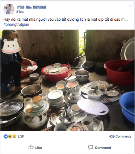 Đa phần, các hình ảnh đều cùng một nội dung đó là hội chị em gái ngồi bó gối nhìn đống bát đĩa, khay chậu vừa bẩn, vừa lộn xộn.
