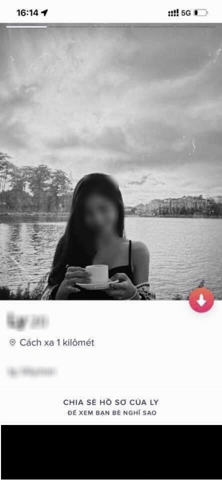 Mới đây, một chàng trai trẻ có nickname D.N cũng chia sẻ câu chuyện "cười ra nước mắt" mà mình trải nghiệm khi chơi Tinder. Theo đó, anh chàng kết nối và làm quen được với một cô gái có "profile" khá ấn tượng. Nàng giới thiệu mình là người mẫu, 20 tuổi, tên T.T.L.
