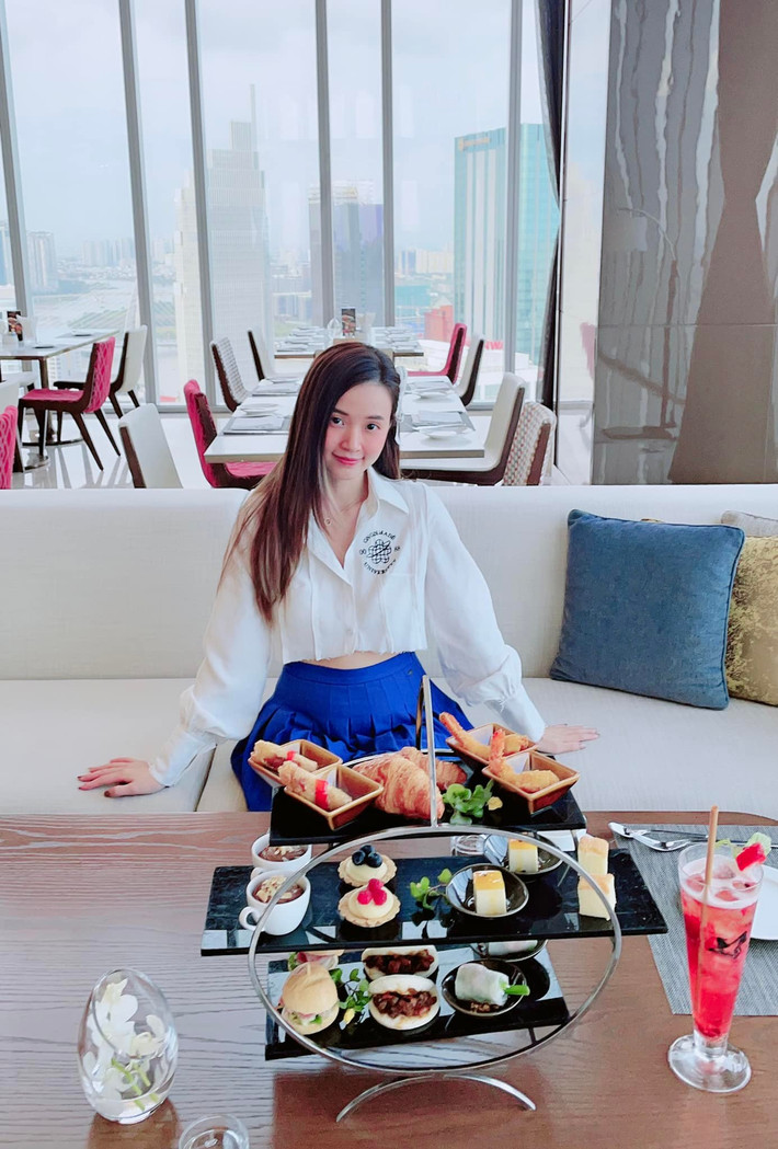 Ngoài 30 tuổi, Midu sở hữu nhiều bất động sản giá trị, xe hơi tiền tỷ và vô số đồ hiệu xa xỉ.