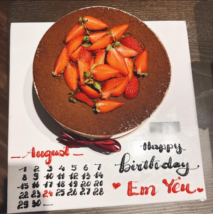 Trong đó có chiếc bánh kem ghi dòng chữ: "Chúc mừng sinh nhật em yêu" và đôi bông tai đính kim cương giá trị được cho là của thủ môn Đặng Văn Lâm gửi tặng.