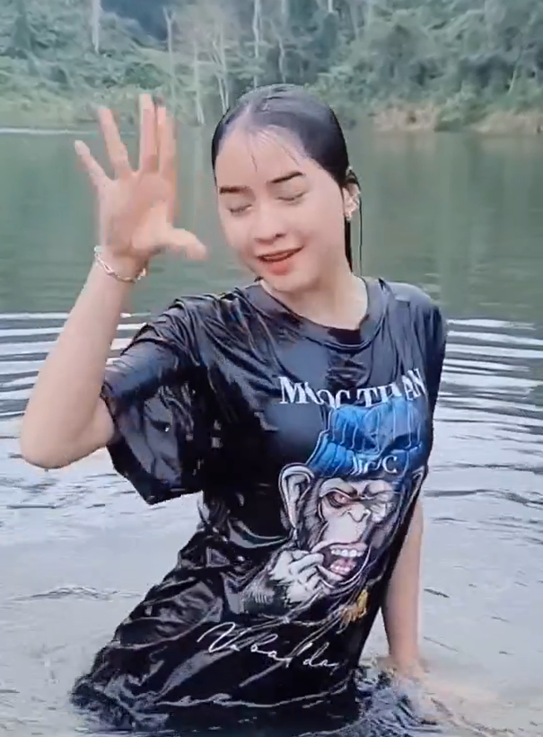 Tuy nhiên cũng có người nói nữ TikToker đã 18 tuổi và có thể thay đổi phong cách theo ý muốn của mình.