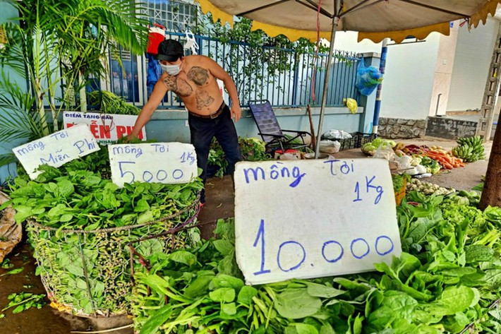 Tấm biển hiệu đầy lỗi chính tả cũng là một nét rất riêng của Minh Râu. Thay vì cảm thấy khó chịu, hầu hết người đọc lại chỉ thấy sự gần gũi thông qua những dòng chữ "mua nhanh chốt nẹ", "lếu còn"...