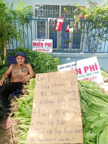 Trong khoảng thời gian dịch bệnh hoành hành, để giúp đỡ bà con gặp khó khăn, ông chủ sạp rau Minh Râu đã tạo nên một sạp rau nhỏ "cho nhiều hơn bán".