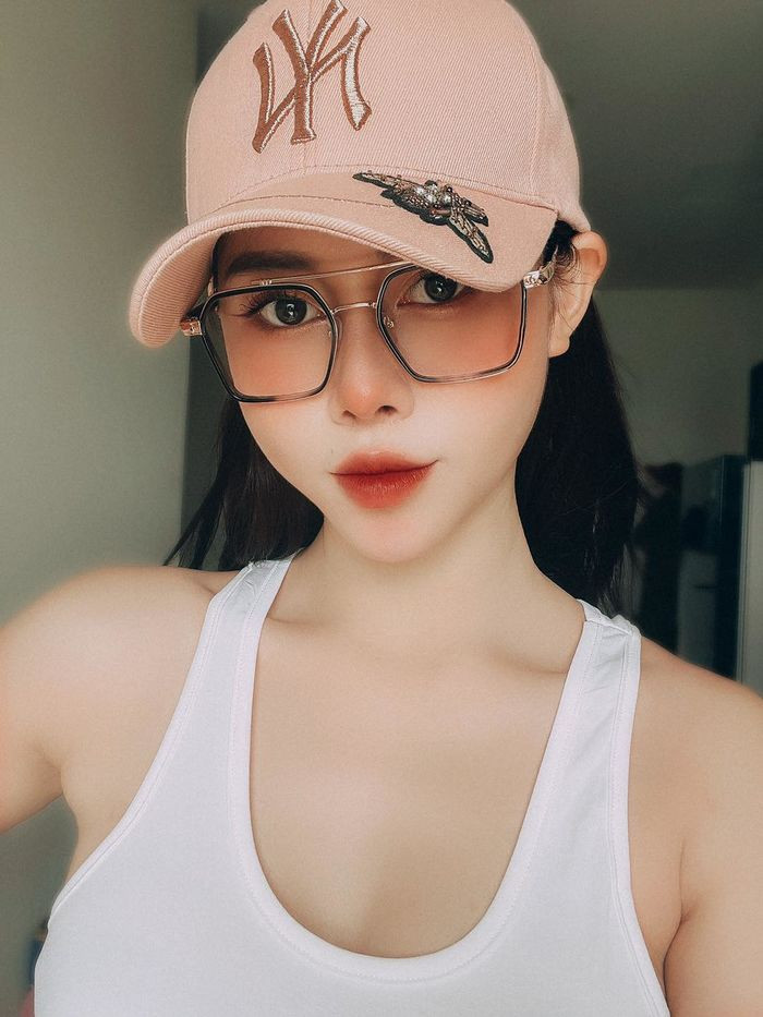 Sau chia tay, Việt Phương Thoa được nhận xét ngày càng xinh đẹp, giỏi giang và thu hút hơn rất nhiều. Cô nàng tập trung vào công việc và bản thân, khán giả chẳng bao giờ thấy nét ủ rũ, buồn bã vì thất tình trên trang cá nhân.