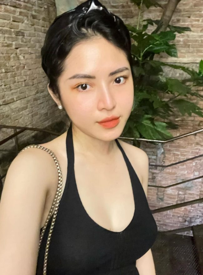 Phan Quế Chi được biết tới là nữ tiếp viên hàng không của một hãng hàng không Việt Nam. Cô sở hữu nhan sắc ngọt ngào, thân hình cân đối.
