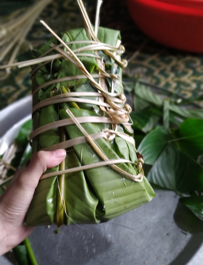 Không rõ đây là bánh chưng hay chiếc bánh tét.