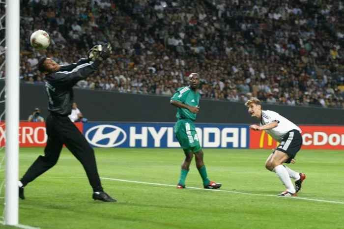 Ở trận mở màn bảng E World Cup 2002, ĐT Đức dễ dàng đánh bại Ả Rập Saudi với cách biệt 8 bàn không gỡ.