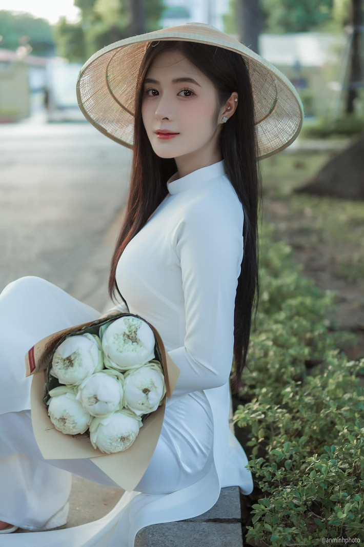 Theo đó, trái ngược với những màn khoe sắc hiện đại, quyến rũ, Quỳnh Alee lại cực kỳ dịu dàng trong bộ áo dài Việt Nam. Vẻ đẹp ấy khiến bao người buông lời ngợi khen.