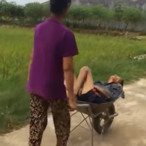 Theo tìm hiểu, những hình ảnh trên không phải là tình huống thực tế mà là một hoạt cảnh được page dựng lại để mua vui.