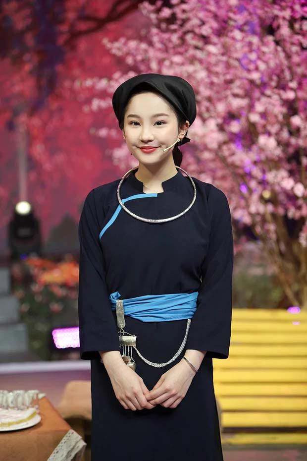 Thu Hà Ceri là một trong những hot girl mới nổi dạo gần đây ở Việt Nam. Hot girl 10X này sở hữu nhan sắc xinh đẹp động lòng người với nụ cười tươi cùng hai má lúm rất duyên.