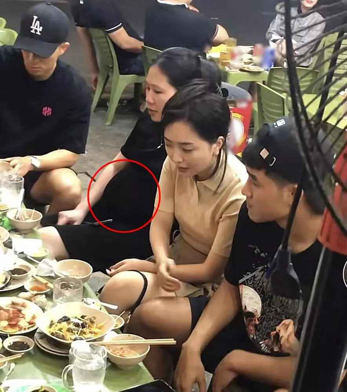 Trên các diễn đàn cư dân mạng tích cực lan truyền hình ảnh mới về Đình Trọng và vợ sắp cưới Trang Heo. Khoảnh khắc ghi lại cặp đôi cùng vợ chồng Hà Đức Chinh đi ăn ốc tại một quán ăn vỉa hè.
