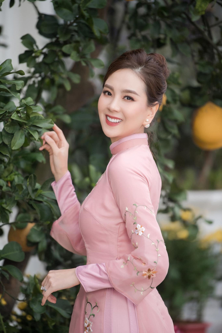 Để có được vòng eo nhỏ nhắn này không phải dễ, Mai Ngọc vừa có kế hoạch ăn uống vừa chịu khó tập luyện thường xuyên kể cả dịp Tết hay trời lạnh như cắt.