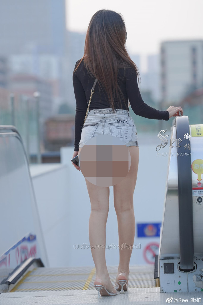 Hot girl Malaysia này thích nhất có lẽ phải kể đến kiểu quần short thể thao có chất liệu thun, nỉ.
