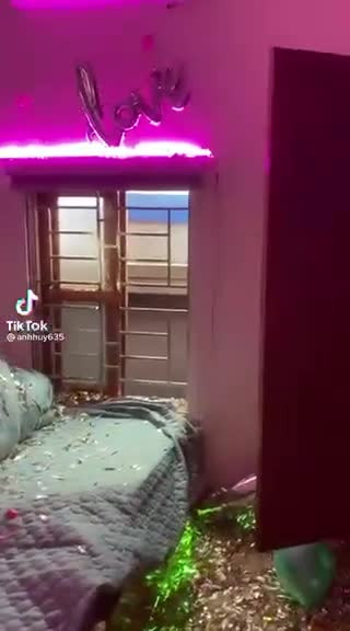 Cụ thể, đoạn video được người bạn đăng khoe "anh em ơi bọn tôi đã trả thù thành công". Bên ngoài, cô dâu chú rể đang tổ chức lễ cưới với tiếng nhạc sập sình, bên trong phòng tân hôn, nhóm bạn đã tạo ra "hậu quả".