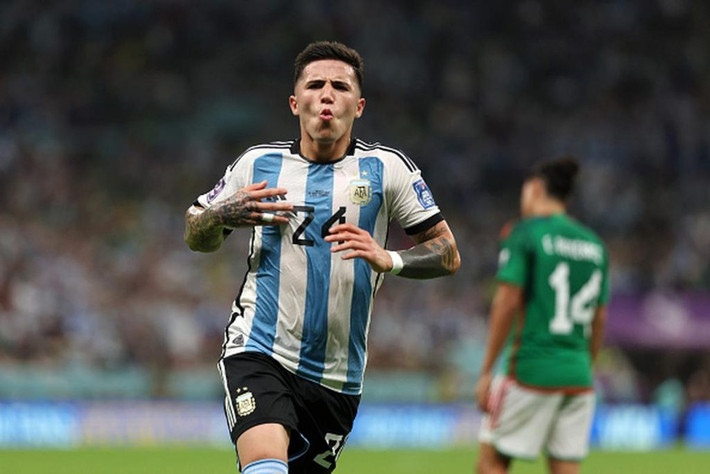 Cả ba bàn thắng đầu tiên cho Benfica của Enzo Fernandez, đến ngay trong 3 trận đầu tiên. Trong khi đó, màn trình diễn tổng thể giúp anh được tôn vinh là Tiền vệ hay nhất tháng của giải VĐQG Bồ Đào Nha hồi tháng 8.