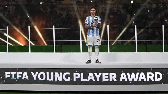Argentina vừa có lên thứ 3 vô địch World Cup, ngoài cái tên tốn nhiều giấy mực của báo giới là Lionel Messi thì một cái tên khác cũng khiến nhiều NHM chú ý không kém đó là Enzo Fernandez. Cầu thủ trẻ được trao danh hiệu Cầu thủ trẻ xuất sắc nhất World Cup 2022.