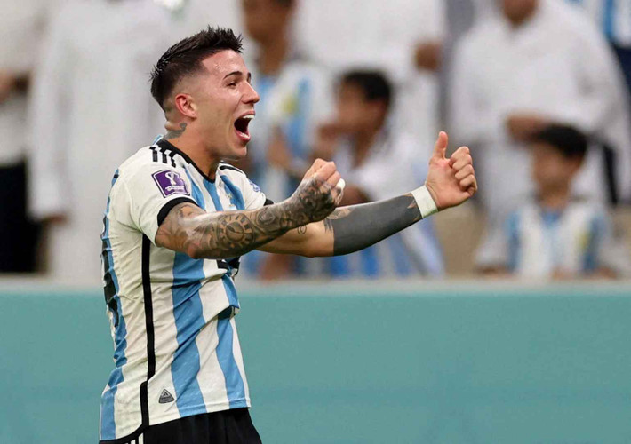 Suất đá chính đã được dành ngay cho sao mai 21 tuổi người Argentina đổi lại, là nguồn năng lượng tuyệt vời ở tuyến giữa cùng 3 bàn và 5 đường kiến tạo trên mọi đấu trường cho Benfica.