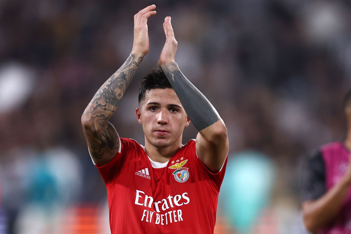 Trở lại với cấp CLB, dù sớm được đôn lên đội một của River Plate vào tháng 1/2019, Fernandez đã không có trận ra mắt Dòng sông bạc cho đến tận tháng 3/2020.