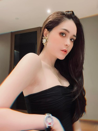 Đoàn Di Băng cho biết, căn hộ này được vợ chồng cô mua từ vài năm trước với mục đích để đầu tư. Nhưng do hiện tại tài chính đã dư dả nên cựu ca sĩ quyết định giữ lại để người nhà ở hoặc thưởng cho nhân viên có thành tích xuất sắc ra nghỉ ngơi.