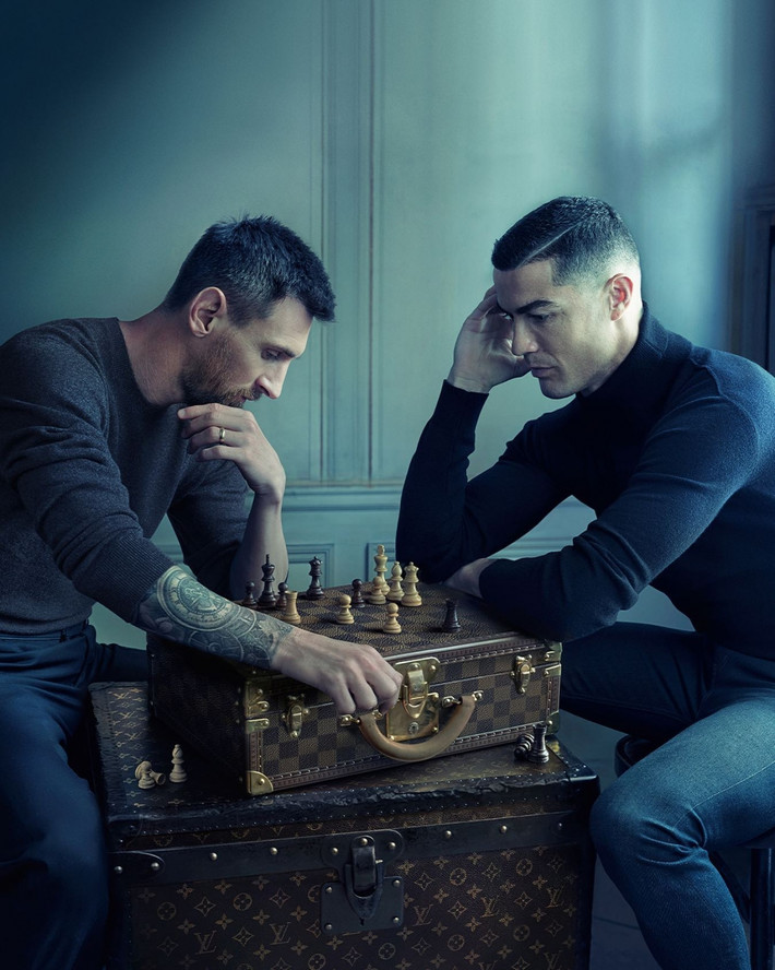 Bức ảnh nằm trong dự án của công ty thiết kế nổi tiếng Louis Vuitton, do nhiếp ảnh gia Annie Leibovitz chụp. Bức tranh mô tả hai vận động viên đang mải mê chơi cờ trên chiếc va li Louis Vuitton. Sau đó cả hai đã đăng lên các trang cá nhân của họ bức ảnh này, kèm theo dòng chú thích: 'Chiến thắng là một trạng thái của tâm trí'.