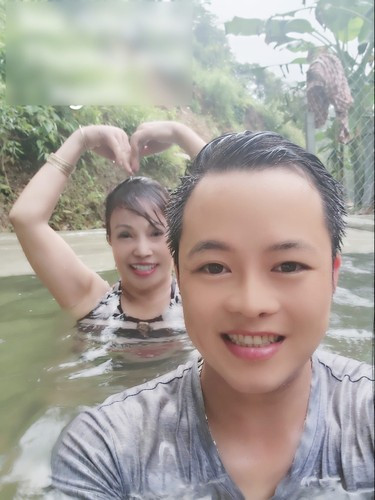Bỏ tiền khắc phục "sự cố", trong một số hình ảnh đăng tải trên trang cá nhân khoảng thời gian gần, gương mặt của chị Sao nhìn khá trẻ trung. Đặc biệt làn da trắng mịn mà của chị làm ai nhìn cũng ước ao. Tuy nhiên, nhiều người nhận định đây là thành quả của app chỉnh ảnh mà thôi.
