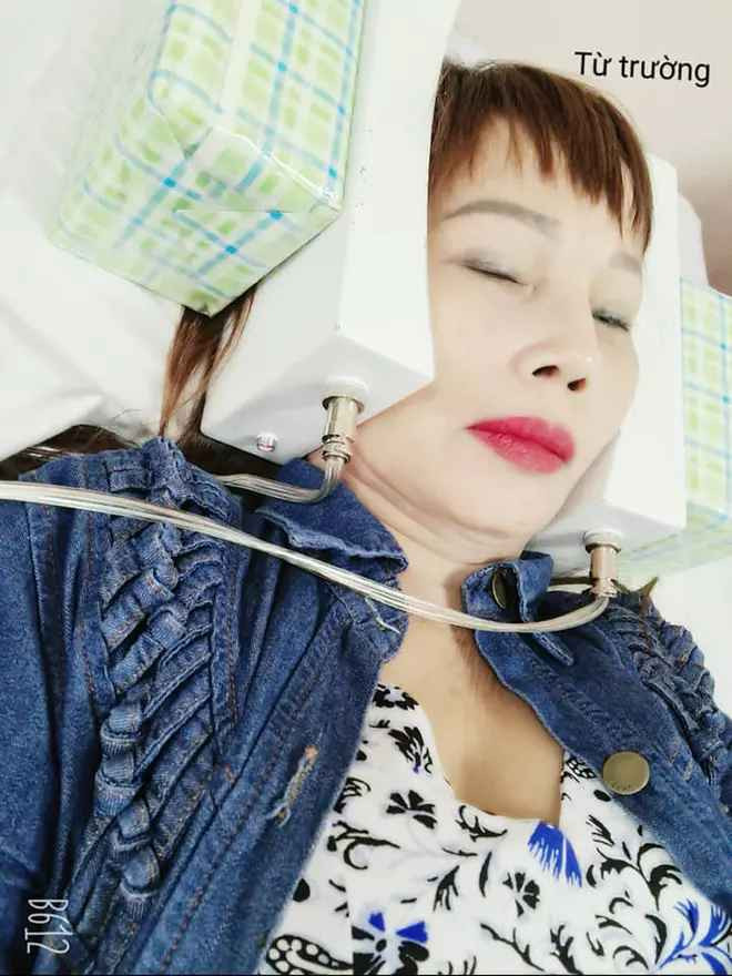 Ngay khi tỉnh dậy, cô dâu 62 tuổi đã livestream tiết lộ tình hình sức khỏe.