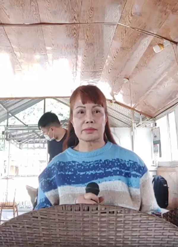 Nhưng chỉ vài tháng sau đó, chị Sao lộ ảnh xuống Hà Nội trị méo miệng vì biến chứng của lần dao kéo ấy.