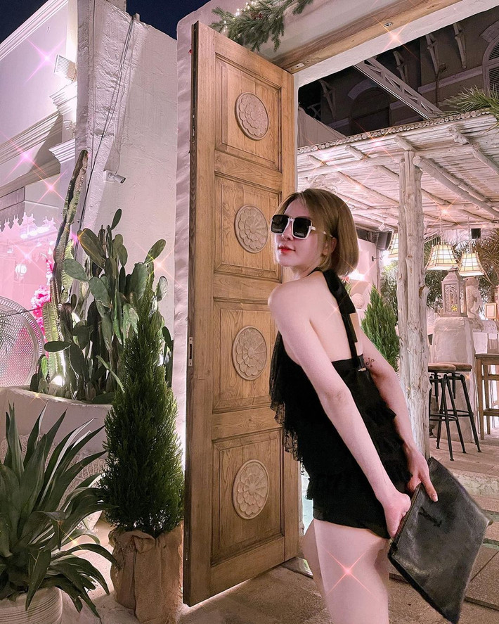 Chiếc đầm được may bằng vải ren, thiết kế đơn giản nhưng tôn dáng của hot girl Trâm Anh.