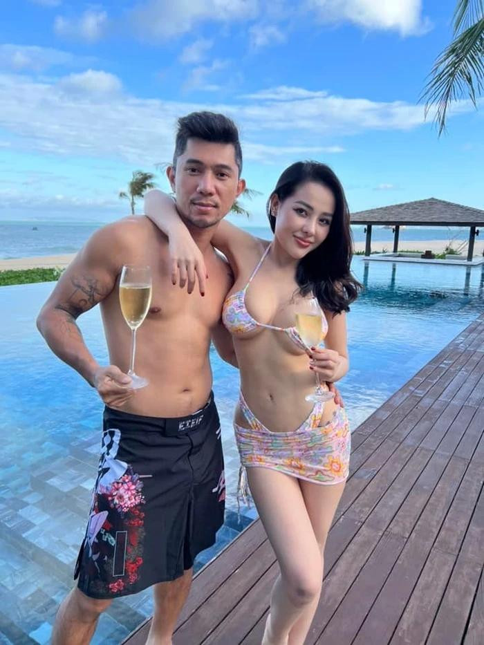 Mới đây, hot girl Ngân 98 còn gây chú ý khi tung bộ ảnh cưới cùng "chú Quang". Cả 2 tuyên bố sắp làm đám cưới.