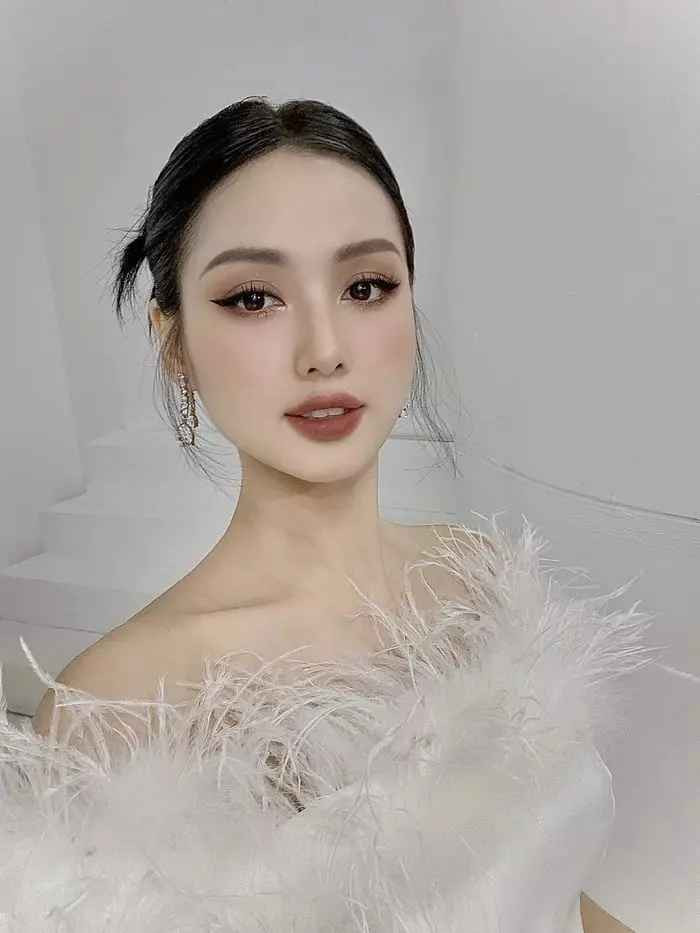 Mới đây trên trang cá nhân, hot girl đời đầu gây chú ý khi cập nhật dòng trạng thái mới. Đăng ảnh selfie, hot mom 2 con viết: "Bằng 1 phép màu nào đó, tôi vẫn nghĩ mình 18 tuổi".