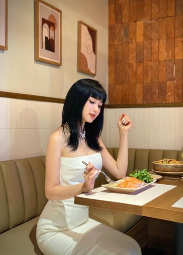 Để có vóc dáng như hiện tại, Tâm Tít từng tâm sự cô chăm chỉ tập luyện, chạy bộ và ăn uống khoa học, uống nhiều nước, ăn nhiều rau xanh.