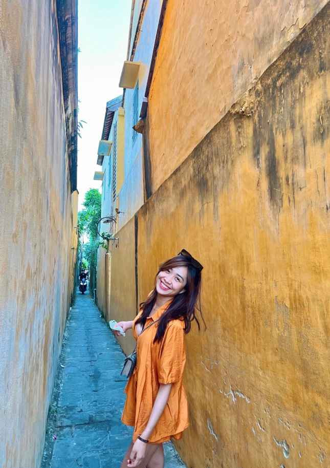 Thế nhưng điều đó cũng đâu có nghĩa rằng bạn không quan tâm đến gia đình nhiều đâu đúng không? Tuy nhiên, tiếp viên, nhân viên làm trong ngành hàng không vẫn có ngày nghỉ riêng để dành thời gian nghỉ ngơi và có giây phút thư giãn bên gia đình cùng những người thân yêu." Thu Trang cho biết thêm.