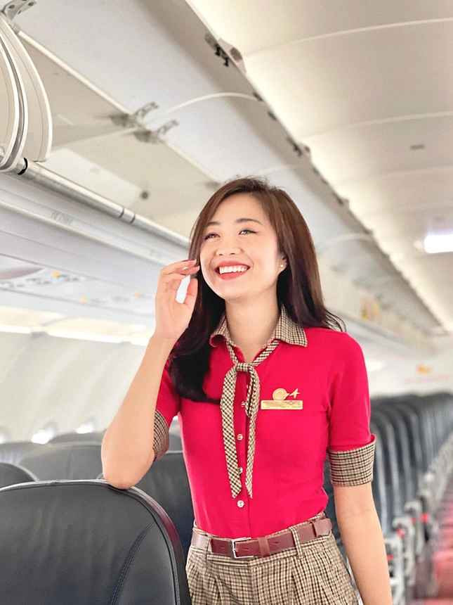 Bằng tài năng, nhiệt huyết và đam mê, Thu Trang hiện đang giữ chức vụ tiếp viên trưởng của hãng Vietjet Air sau 5 năm công tác. Chính niềm đam mê du lịch, khát khao khám phá và trải nghiệm những điều mới mẻ đã khiến cô quyết định trở thành một nữ tiếp viên hàng không.
