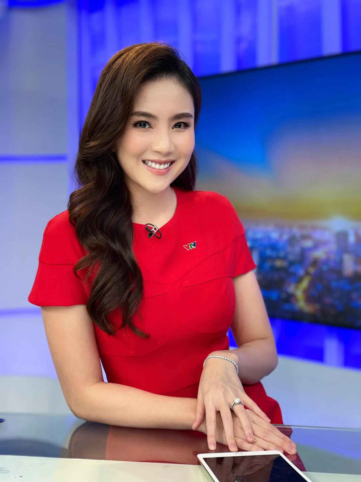 Sau khi kết hôn cùng người chồng là thiếu gia nổi tiếng đất Hà thành, Mai Ngọc càng được nhiều người ngưỡng mộ vì cuộc sống giàu sang. Tuy rằng làm dâu hào môn nhưng Mai Ngọc rất kín trong việc đời tư.