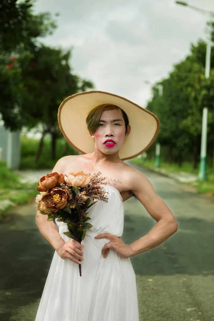 Tùng Sơn cũng là nhân vật nổi lên trên mạng xã hội nhờ vẻ ngoài đặc biệt. Anh còn được gọi với danh xưng "công chúa thủy tề".