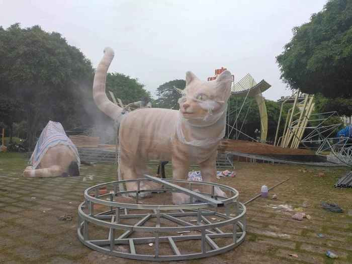 Chú hổ đang “thay da đổi thịt” để hóa mèo mừng năm mới.