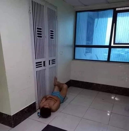 Không rõ cãi nhau với vợ việc gì nhưng ngủ ngoài cửa khiến cánh mày râu thiệt thòi.