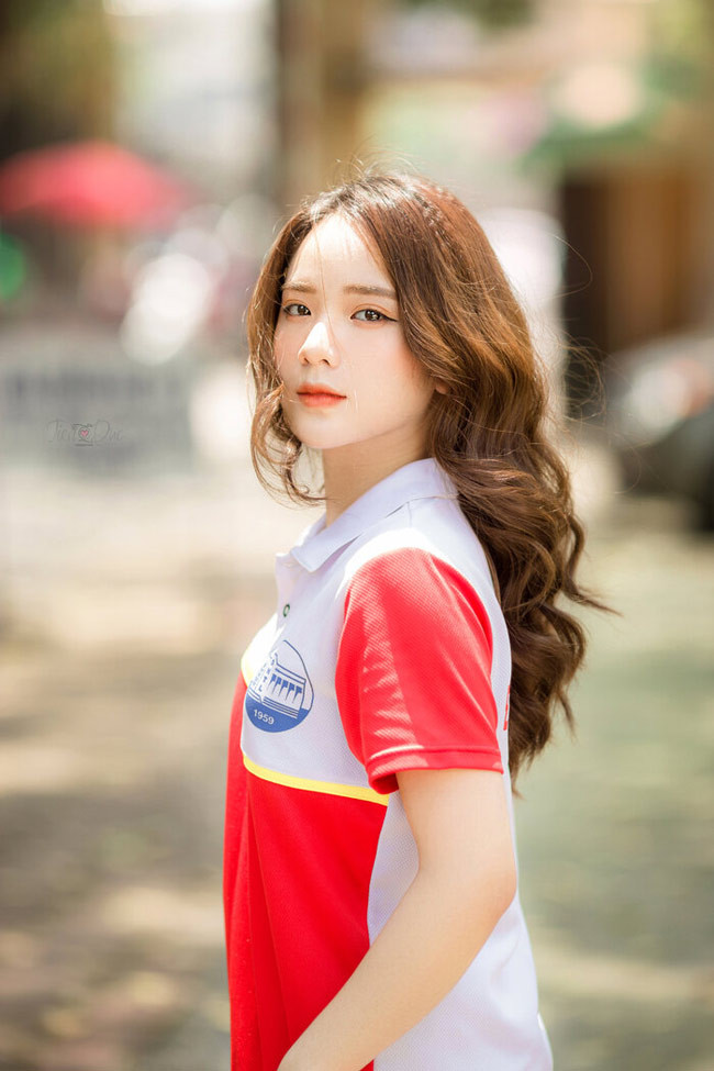 Bùi Thu Phương (sinh năm 2000, sống tại Hà Nội) được biết đến với cái tên " nữ thần đồng phục" khi cô nàng diện đồng phục thể dục của trường Đại học Thủy lợi (Hà Nội).