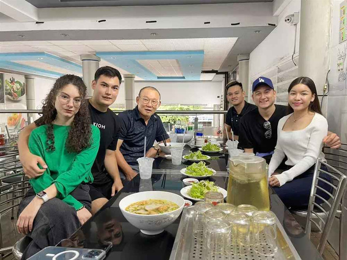 "Văn Lâm trân trọng từng phút giây bên những người thân yêu, động lực để chinh phục những nhiệm vụ mới", thủ môn đội tuyển Việt Nam viết.