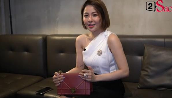 Trong một lần tham gia phỏng vấn, Trâm Anh gây chú ý khi xách túi 100 triệu đồng đến từ nhà mốt Dior. Tuy nhiên, cô bật mí chiếc túi này không phải tự tậu mà là được tặng.